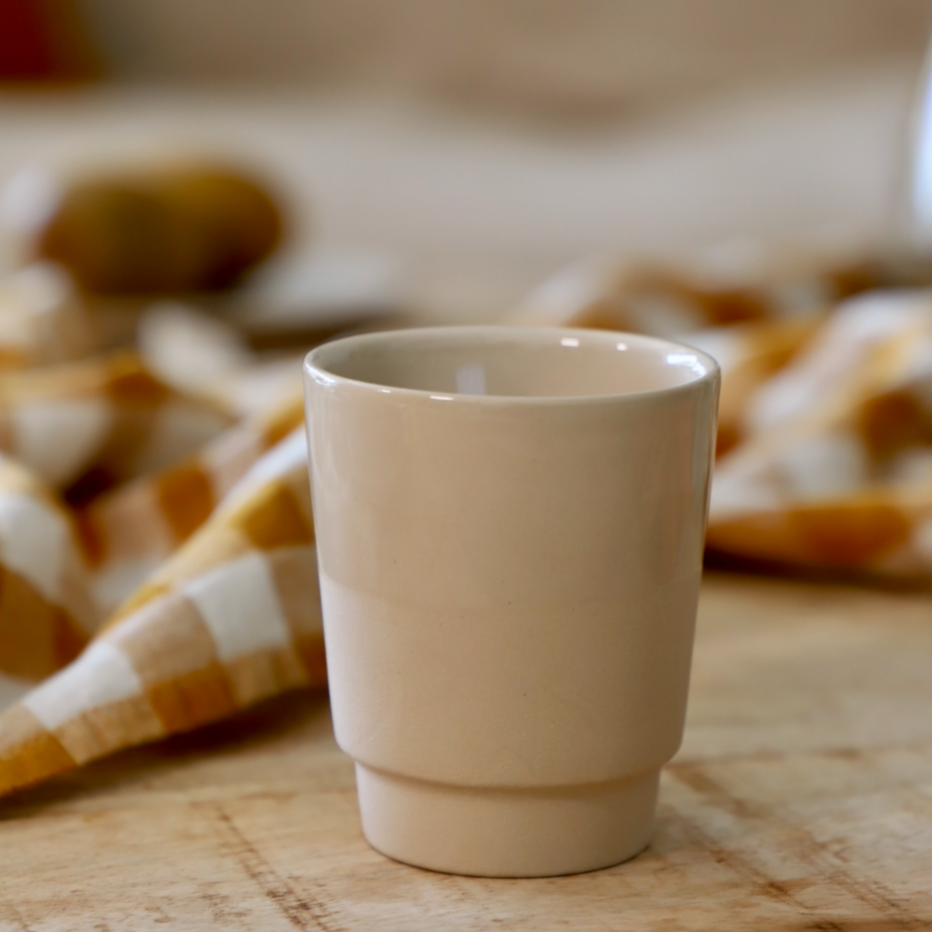 Tasse en grès bicolore