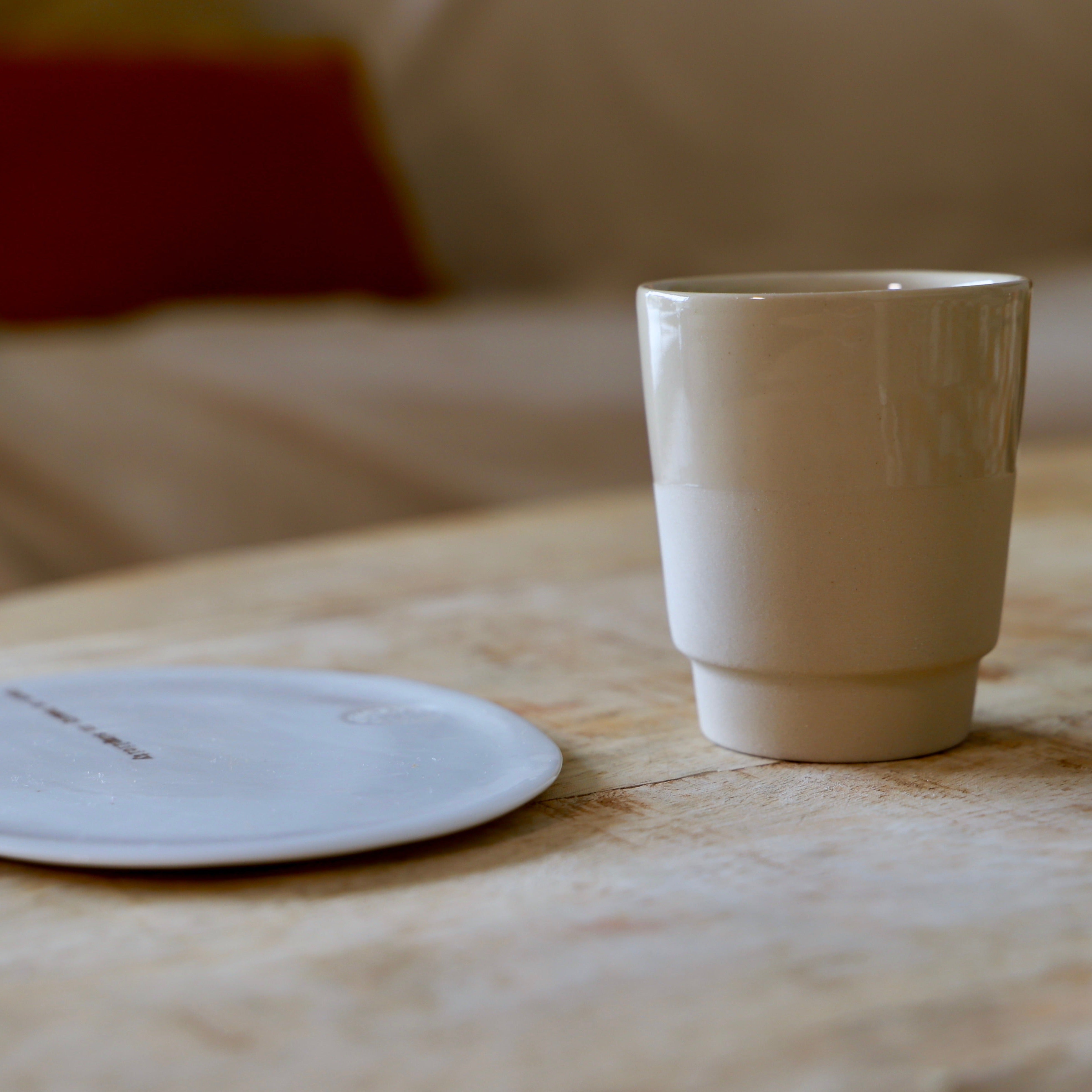 Tasse en grès bicolore