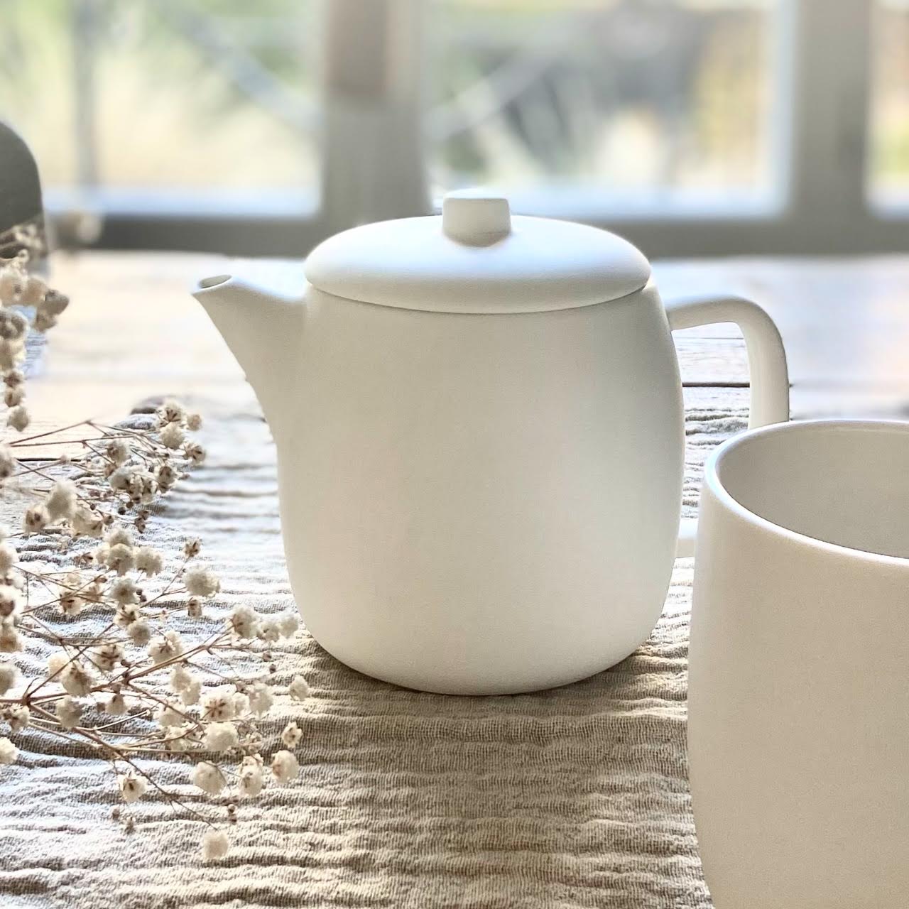 Théière en porcelaine blanche