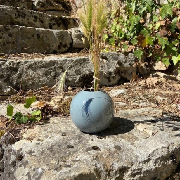 Vase boule bleu fumé