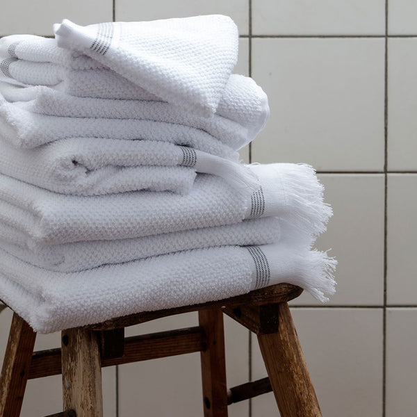Serviettes de bain blanche et rayures grises